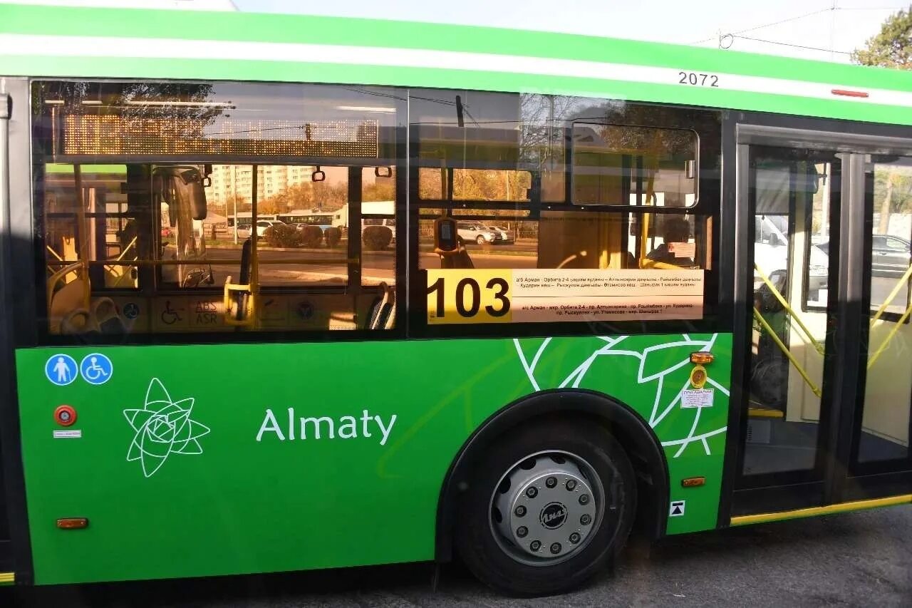 Зеленый общественный транспорт. ЛИАЗ 4292 низкопольный. ЛИАЗ двухдверный низкопольный. Автобус ЛИАЗ зеленый. ЛИАЗ 4292 2021.