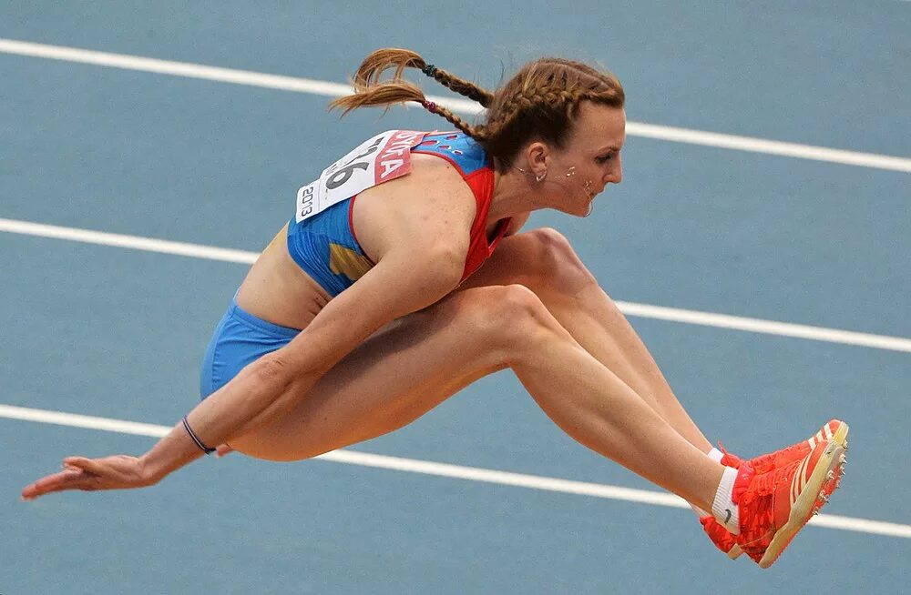 ленкаяатлетика прыжки. покажи прыжки в длину. прыжки в длину. прыжки с разбега в легкой атлетике. прыжки в длину.