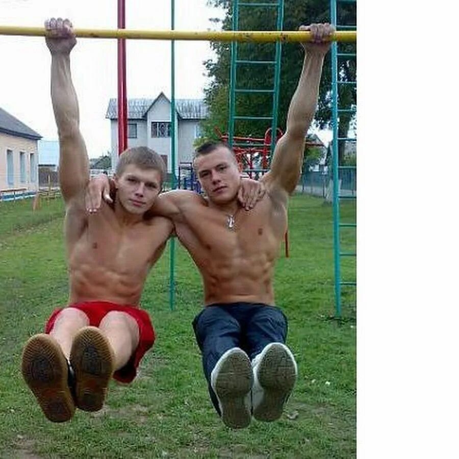 Висело несколько