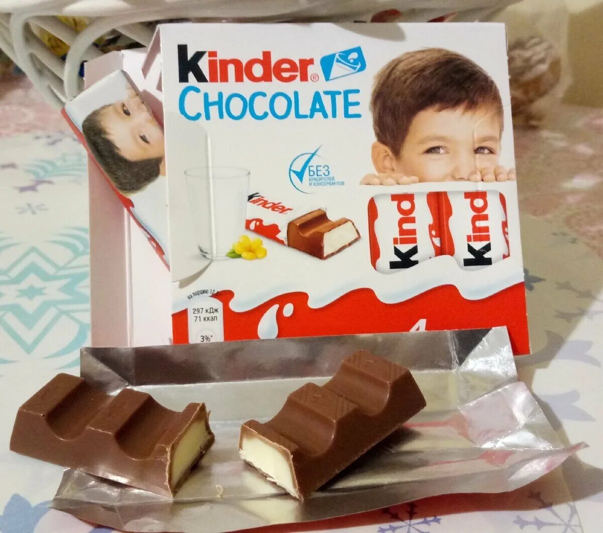 Киндер шоколад грамм. Киндер шоколад. Шоколадка Киндер. Kinder шоколад. Киндер Чоколат.