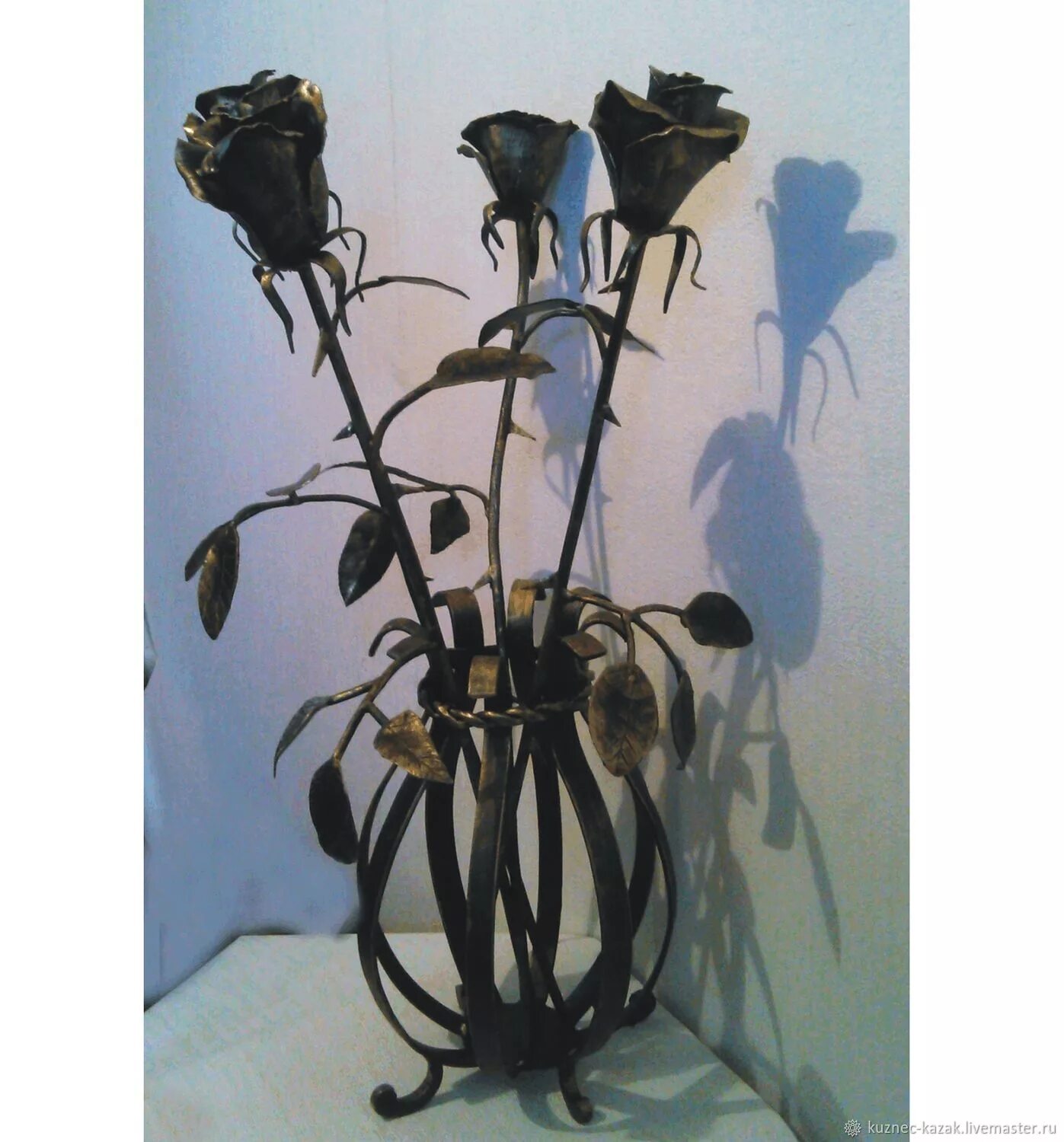 Кованая ваза для цветов на кладбище. Кованые вазы. Кованые вазы для цветов. Кованая ваза с розами.