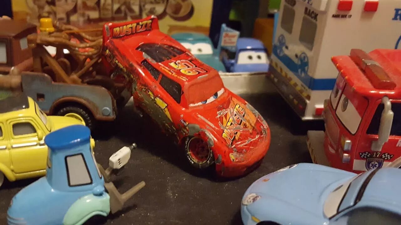 Cars 3 Lightning MCQUEEN crash. Cars 3 молния Маккуин Rust-Eze. Cars 3 Lightning MCQUEEN 95 crash Toys.