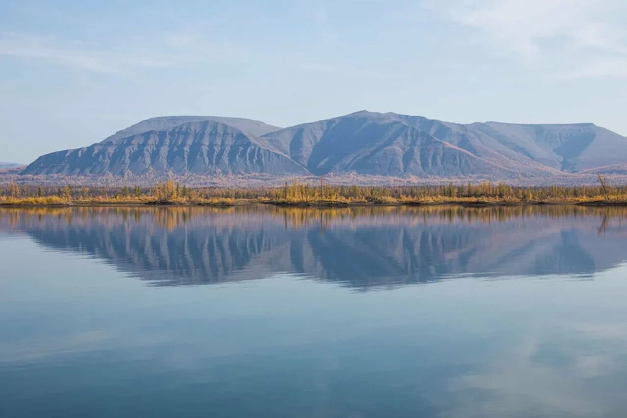 Озеро виви красноярский край. Озеро лама плато Путорана. Озеро Виви на плато Путорана. Озеро Виви Эвенкия.