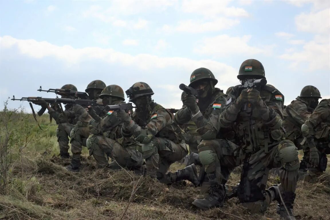 Сколько российских военных на сво. Сво это в армии. Сво Военве военные. Военные из сво вертикальные. Восток 2018.