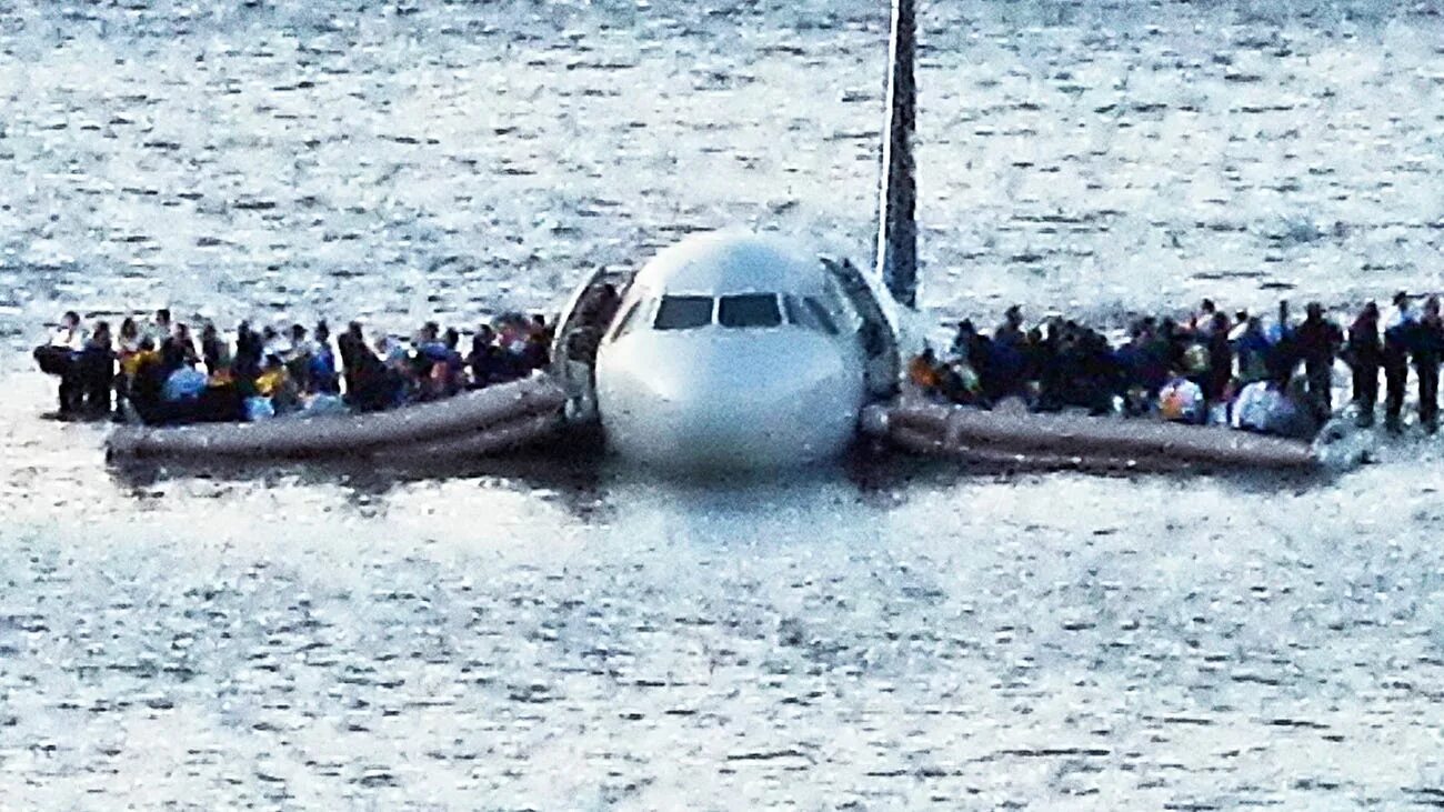 Самолет падает в воду. Авиакатастрофа на Гудзоне 2009. А320 Гудзон. Чудо на Гудзоне 2022. Крушение а320 в Гудзоне.