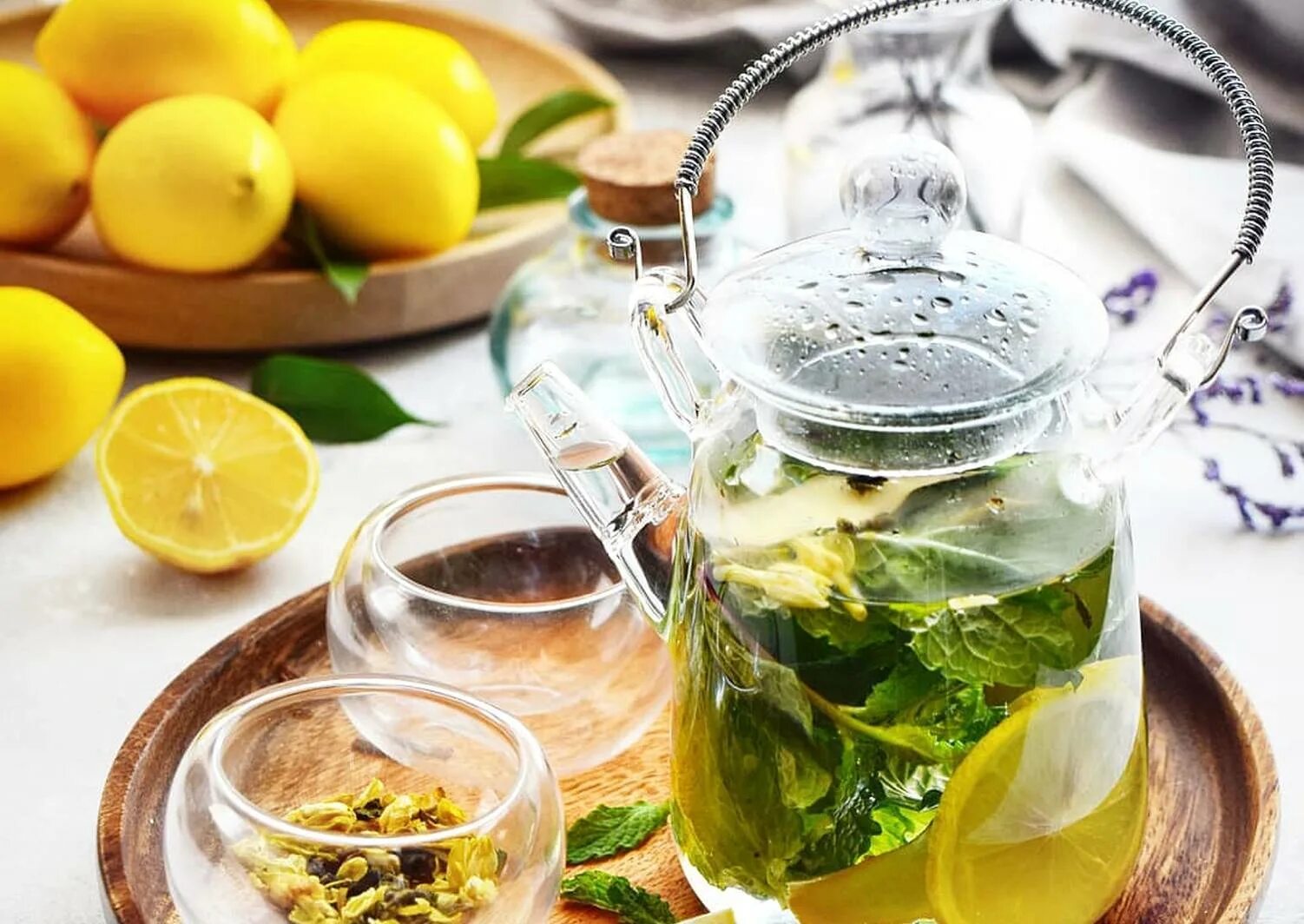 Чай с лимоном. Чай с лимоном и мятой. Имбирный чай. Имбирно лимонный чай. Пейте зеленый чай лимоном