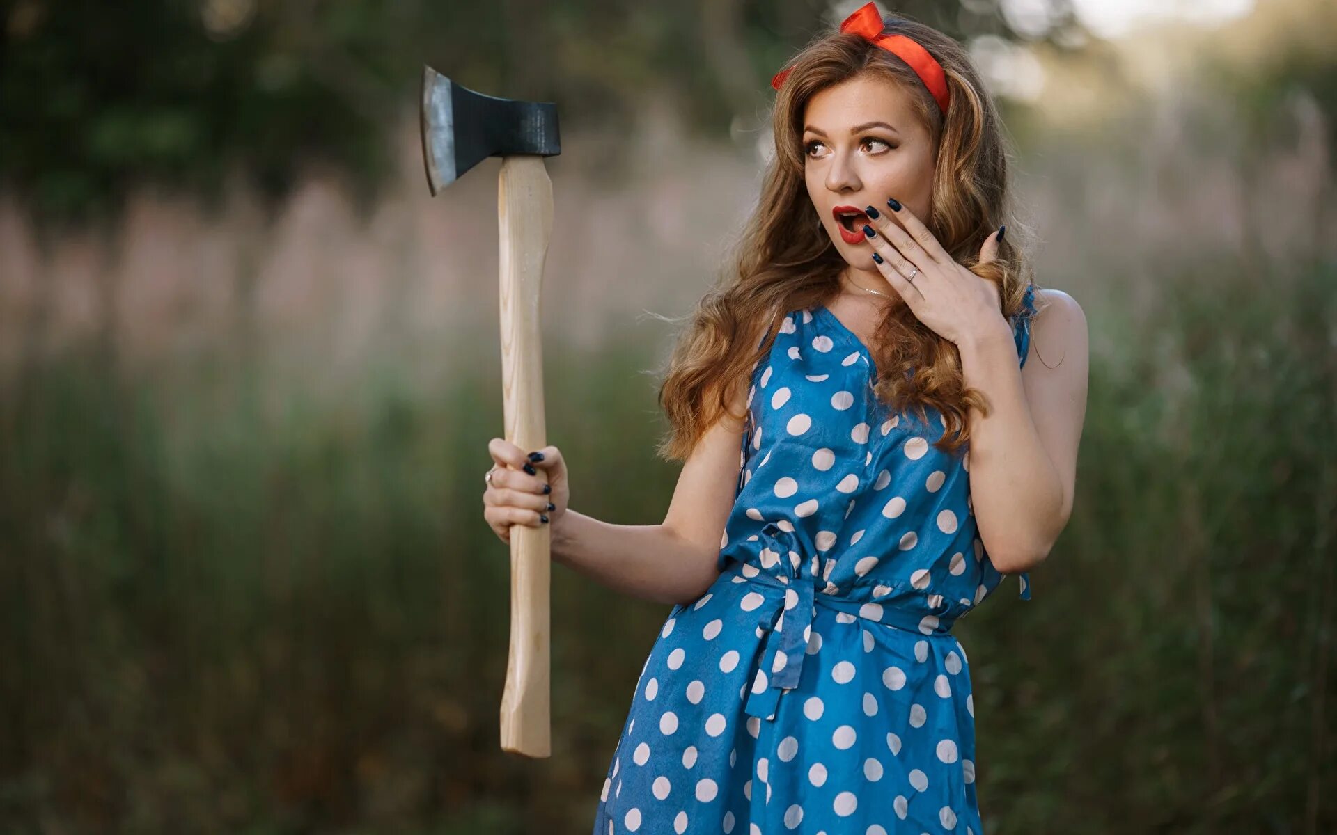 мужчина с топором и 2 девочки