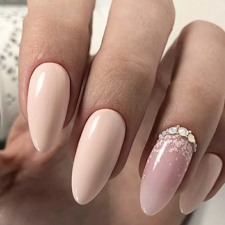 нюдовый френч миндаль. маникюр омбре 2022 миндаль. маникюр в светлых тонах миндаль. ногти миндаль. нежный маникюр.
