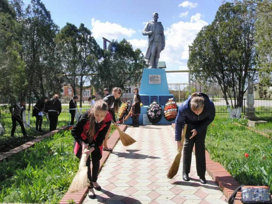 Хутор лебеди. Уборка памятников школьниками. Хутор лебеди Краснодарский край Калининский район. Калининский район Краснодарский край культура. Погода лебеди краснодарский край на 10 дней