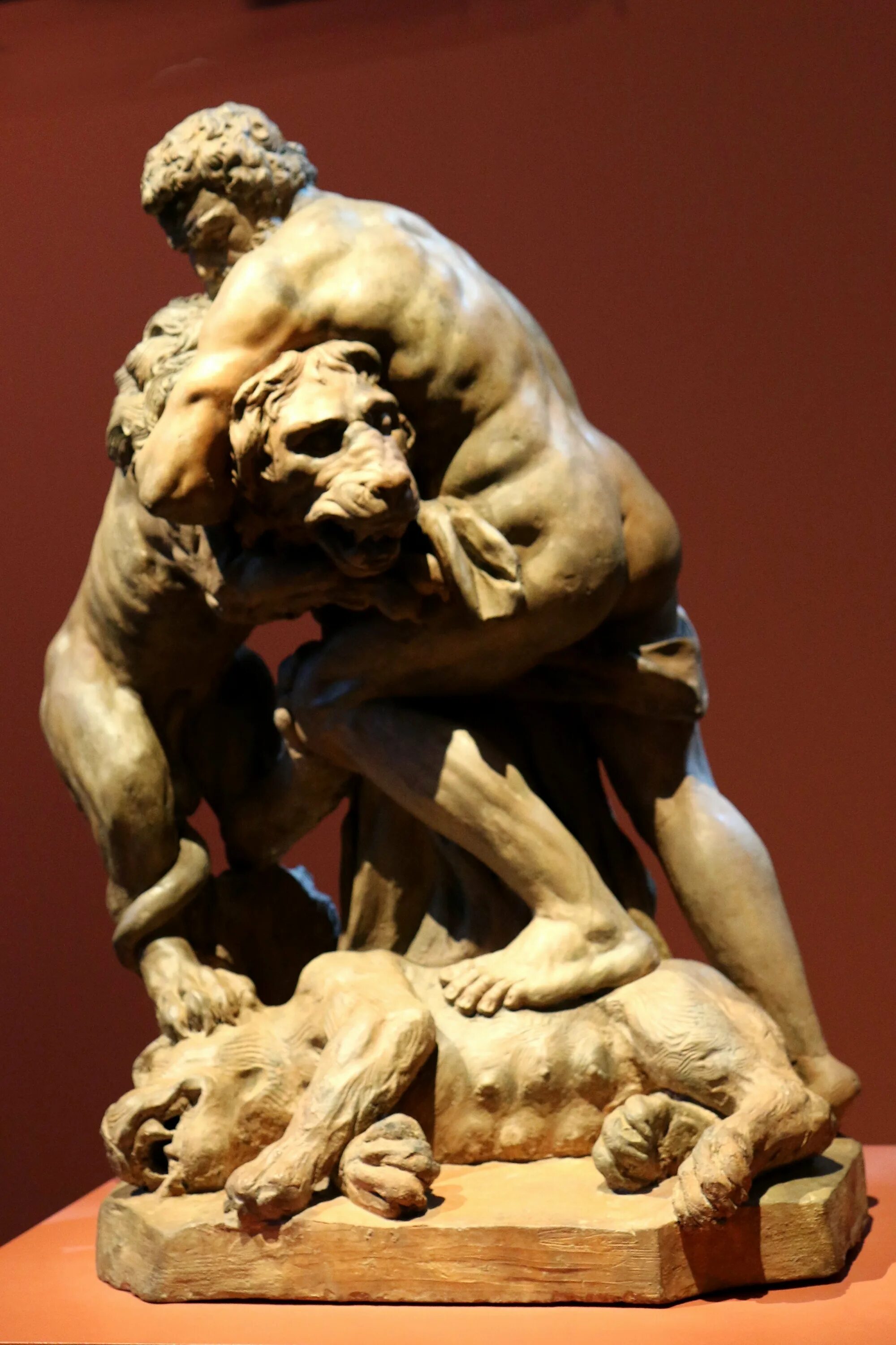 В какой город принес льва геракл. Геракл и немейский Лев. Геракл со львом Лисипп. Геракл и немейский Лев скульптура. Скульптура "Геракл и Антей" Микеланджело.