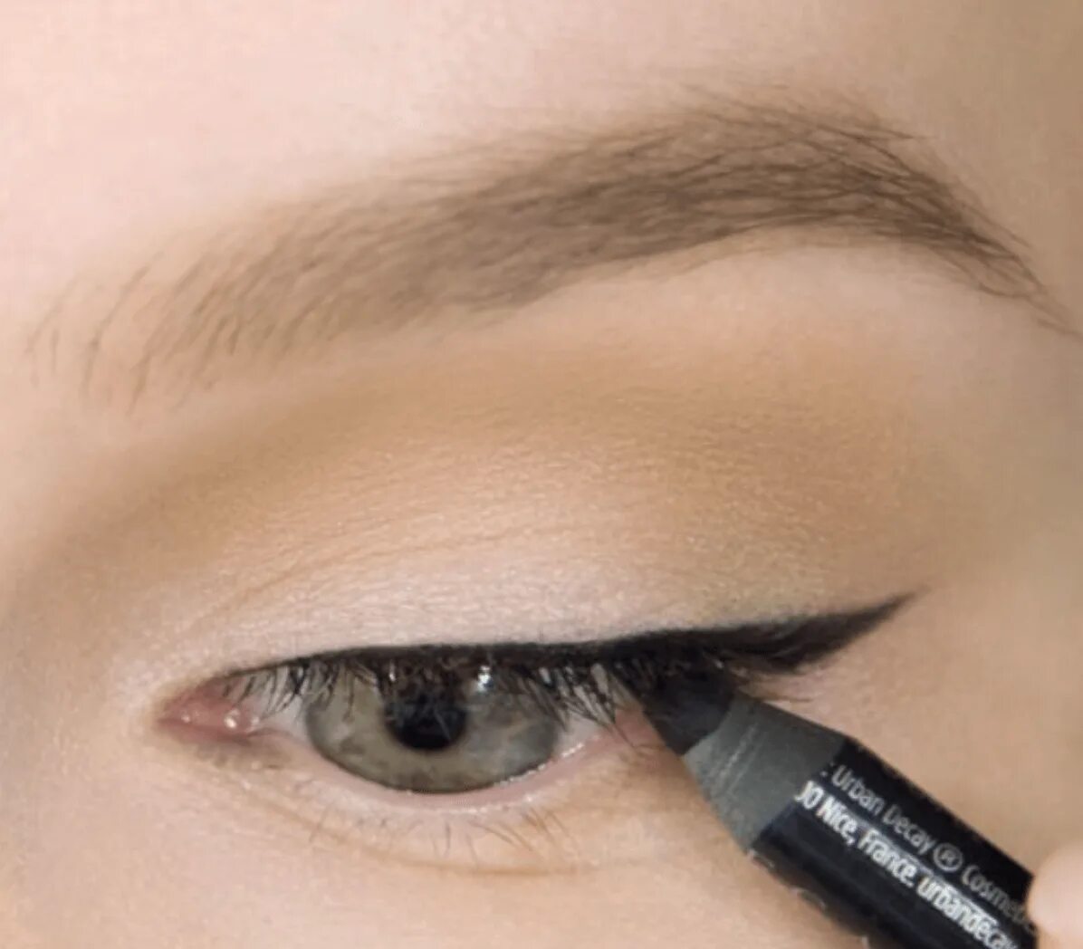 Stellary eyeliner. Стрелки карандашом. Стрелки карандашом для глаз. Макияж глаз карандашом. Подводка для глаз.