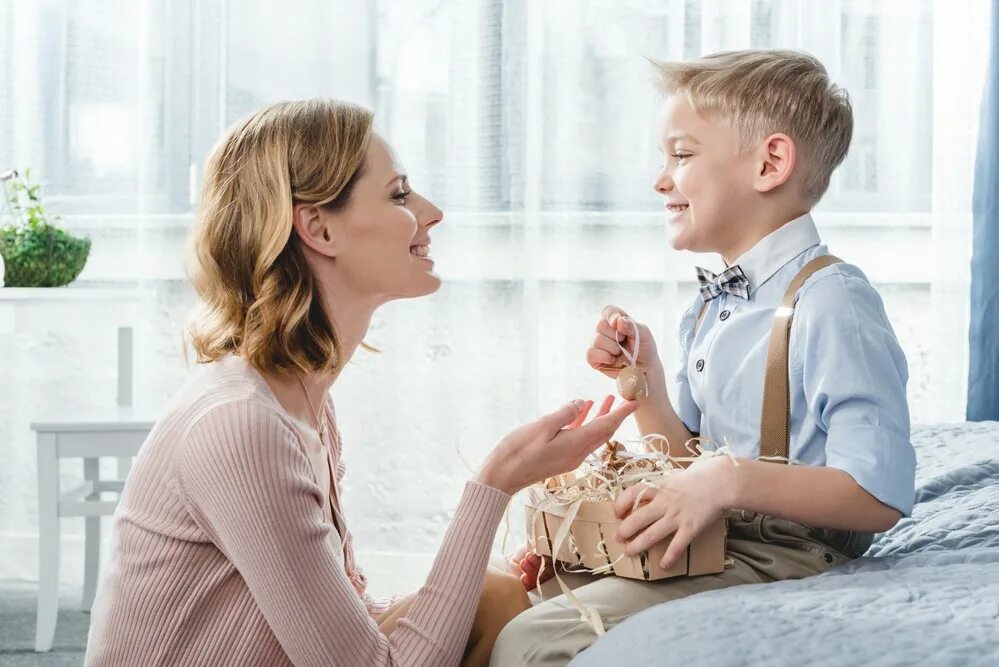 Мальчик с мамой домашнее. Домашний мама мальчик с. Женщина с ребенком на кухне. Фотосессия мать и сын. Мама и несовершеннолетний сын.