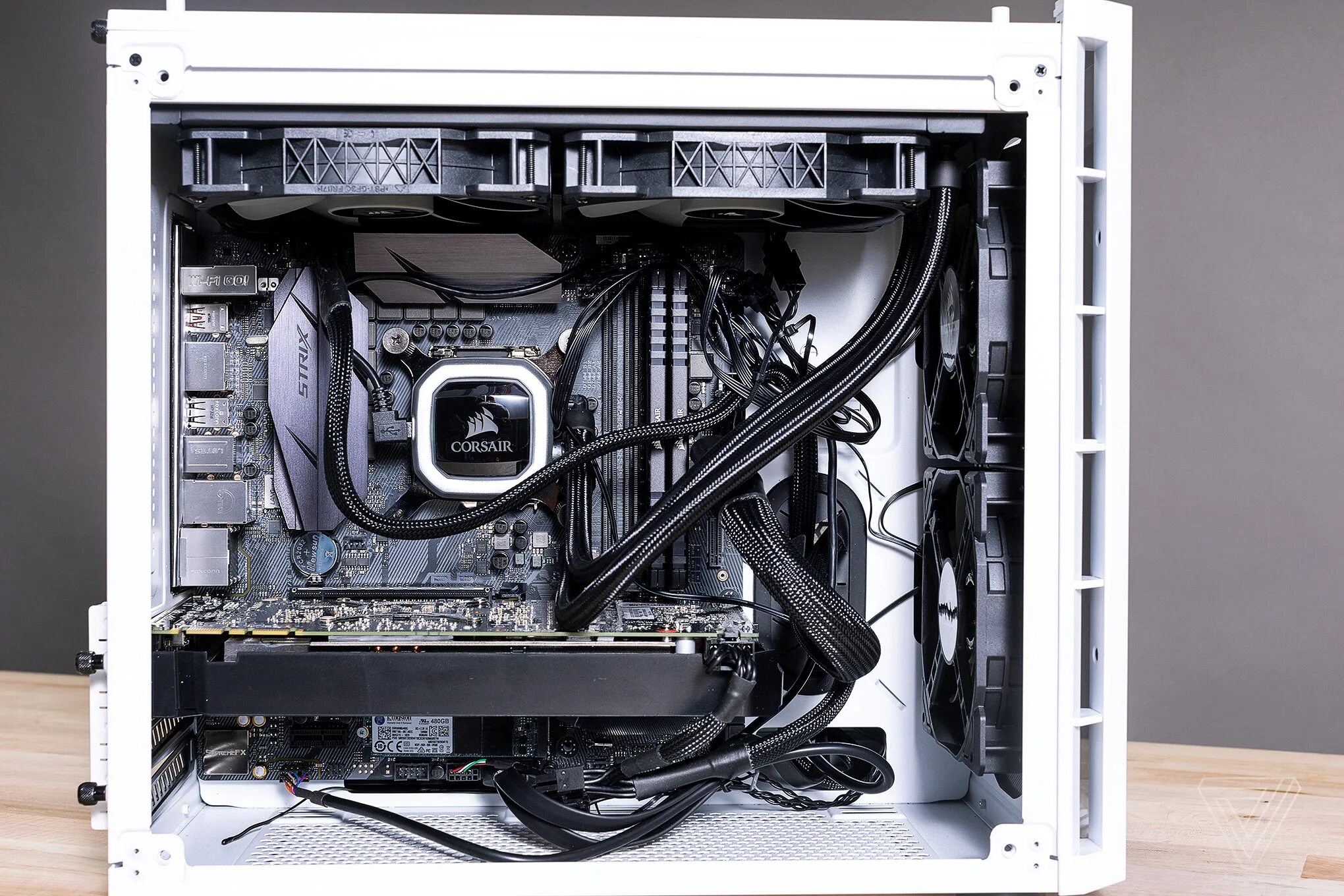 Inside the computer. Черно белая сборка ПК. PC Case Cable Management. The Verge процессор. The Verge $2000 PC build.