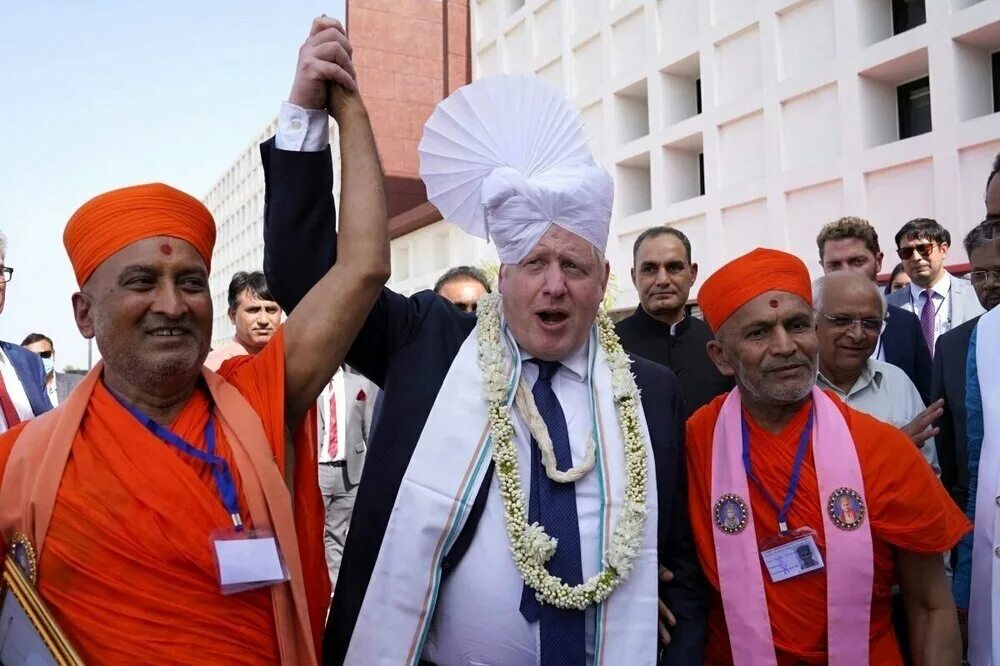 Джонсон в чалме в Индии. Британия в индии