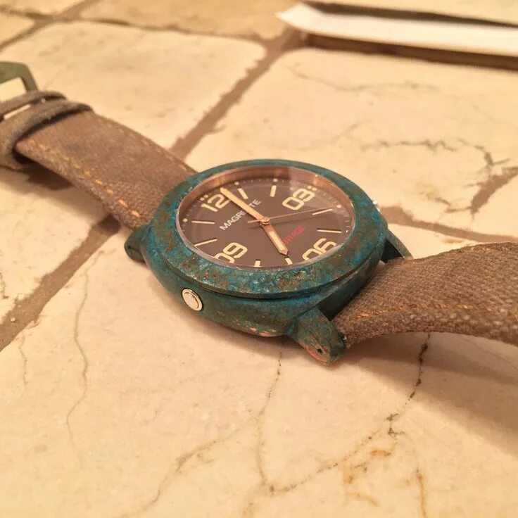 Бронзовый корпус часов. Часы магретте вантаге бронзовые. bronze watch patina. латунный корпус часов. наручные часы с медным корпусом.