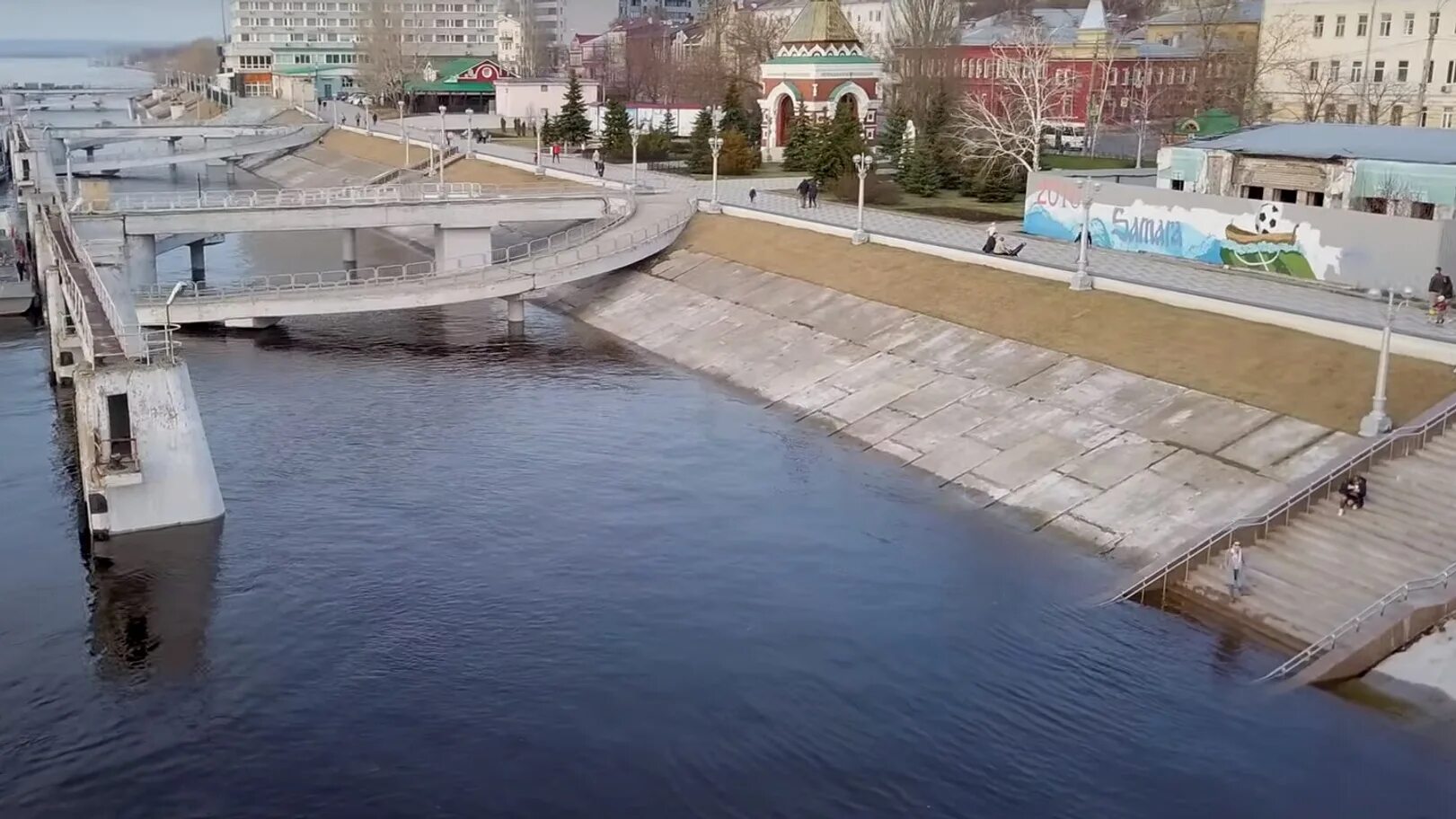 Уровень воды в реке самара. Речной вокзал Самара уровень воды. Набережная Самара Речной вокзал. Половодье в Самаре. Половодье Волги 2018 Самара.