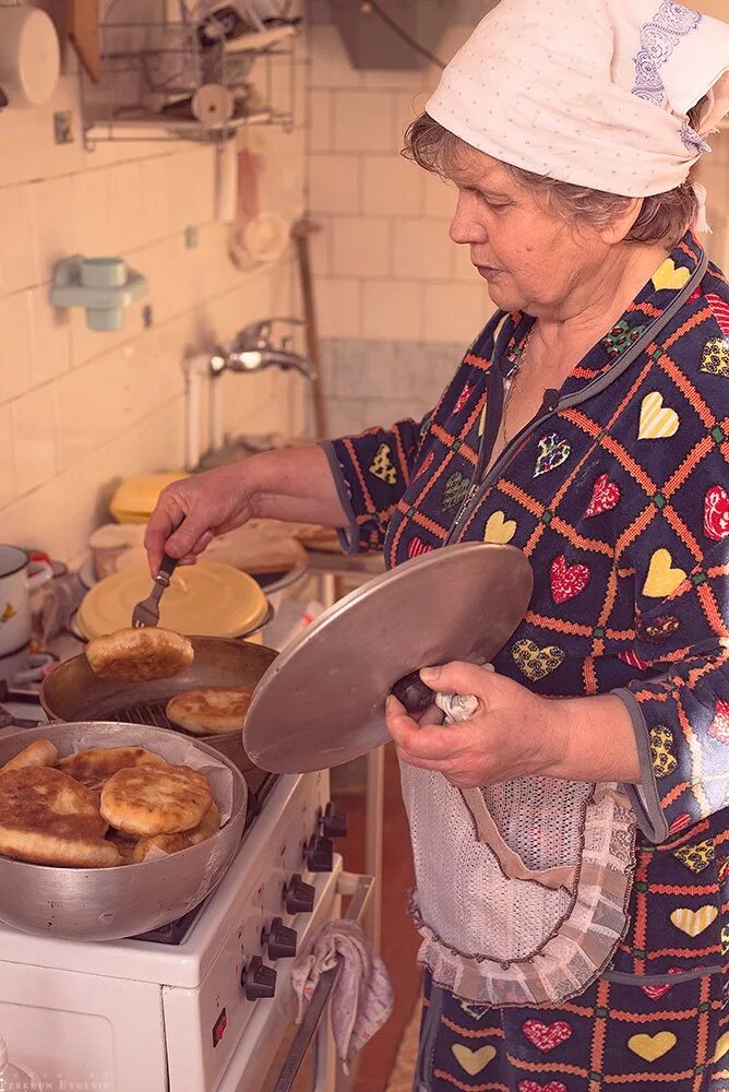 бабушка с внуками на кухне. бабушка с внуком и внучкой пекут пироги. бабушка с внучкой на кухне. бабушка печет. блюда мам бабушек.