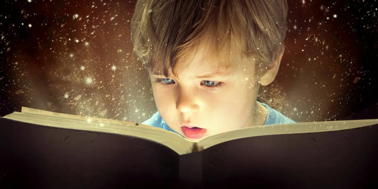 чтение для детей. выступление в библиотеке. художественное чтение. мальчик с книжкой. человек читает стихи.