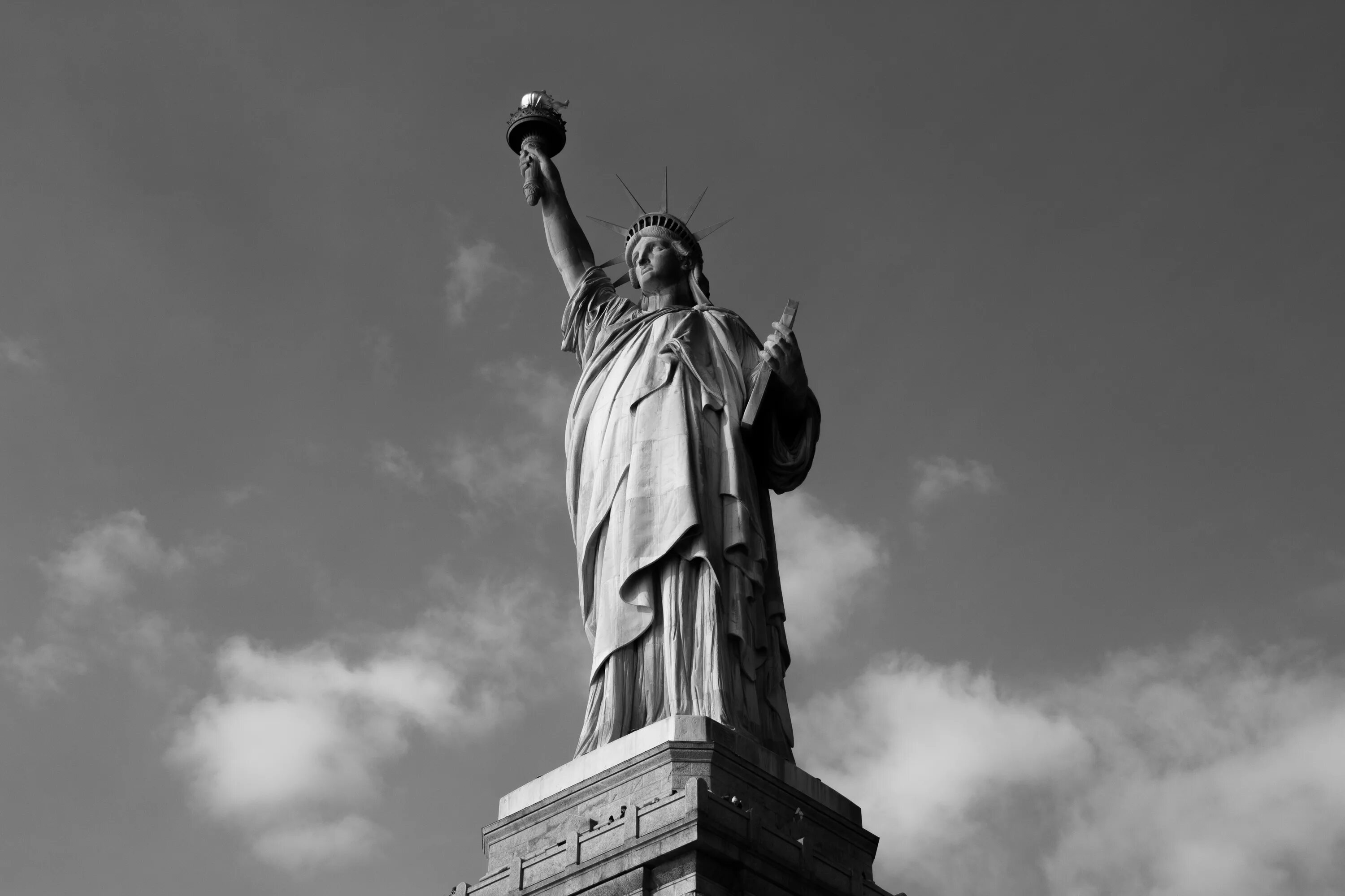 Фото статуя. Статуя свободы. Черно белые статуи. Памятник черно белый. Статуя белая.