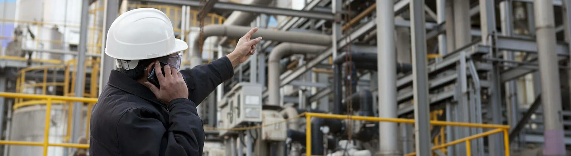 Digital twin цифровой двойник. Инжиниринг заводы. Рабочий на заводе. Профильный завод. Предприятия химической промышленности.