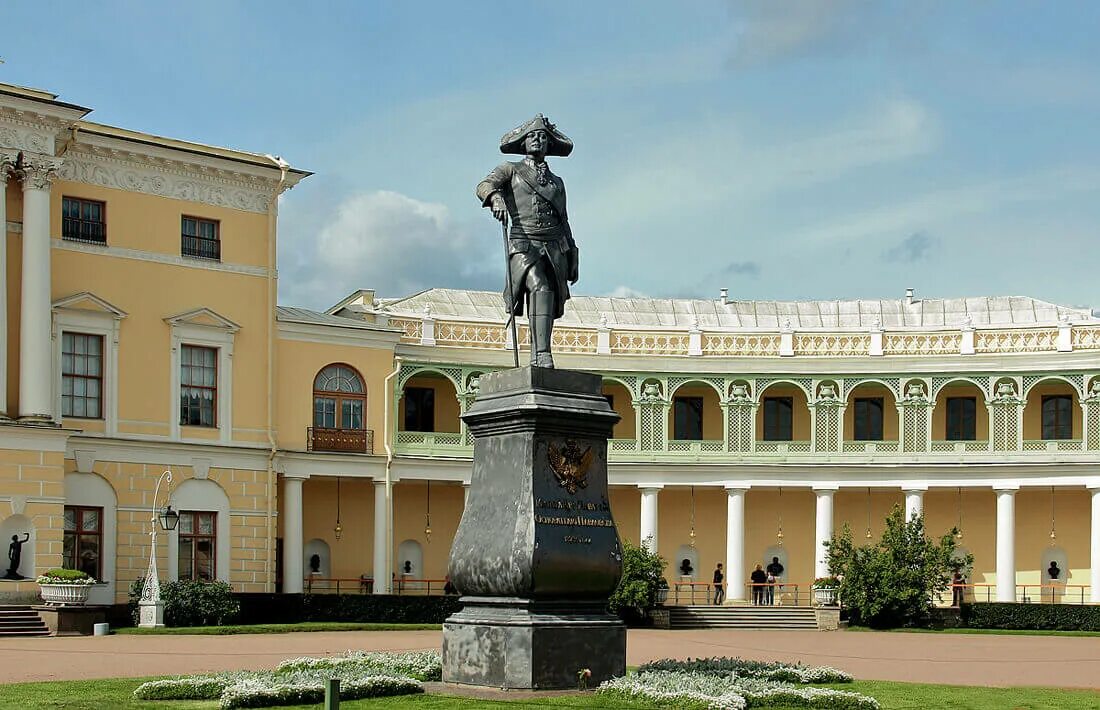 Павловск 1 января. Павловский дворец памятник павлу. павловск дворец павел 1 дворец. памятник павлу i в павловске. дворец павловск статуя павел 1.