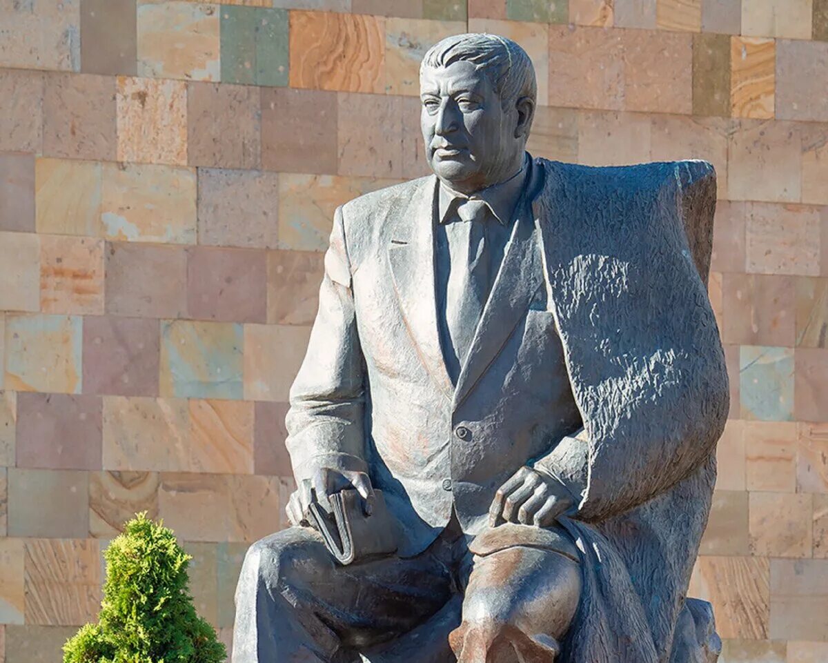 Памятник гамзатову в махач. Казань памятник расулу гамзатову. Памятник расулу гамзатову. Памятник р. Казань памятник расулу гамзатову.