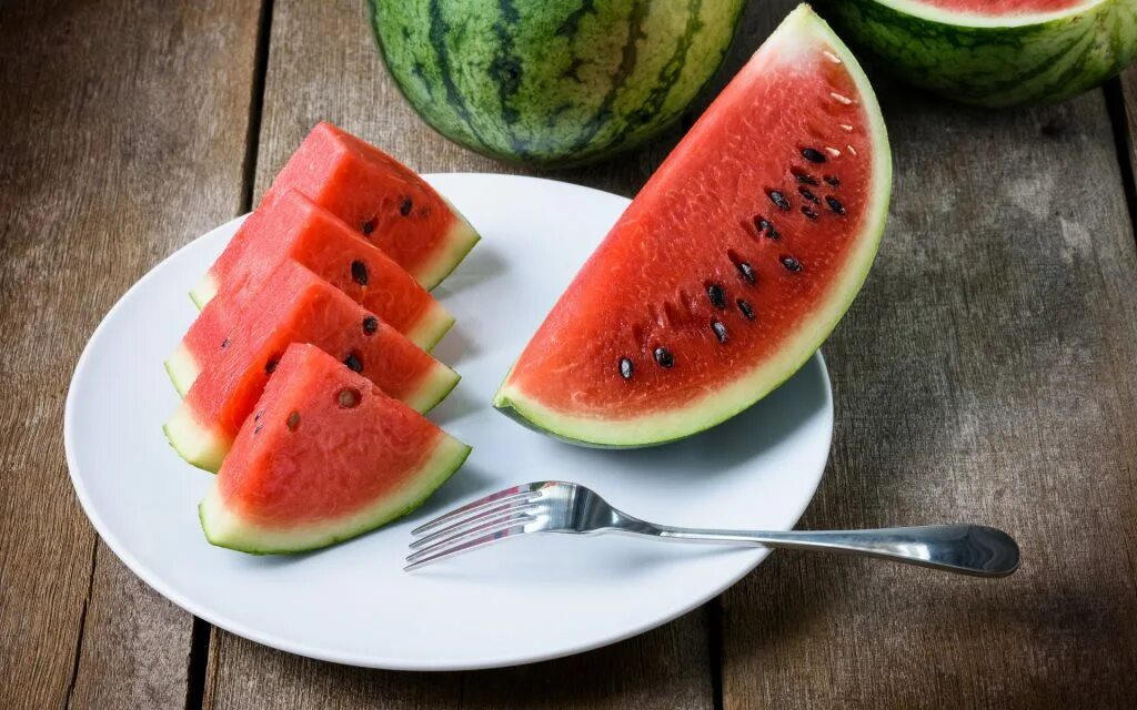 кавун арбуз. к чему снится есть арбуз. арбузная долька. арбуз. сочный кусок арбуза.