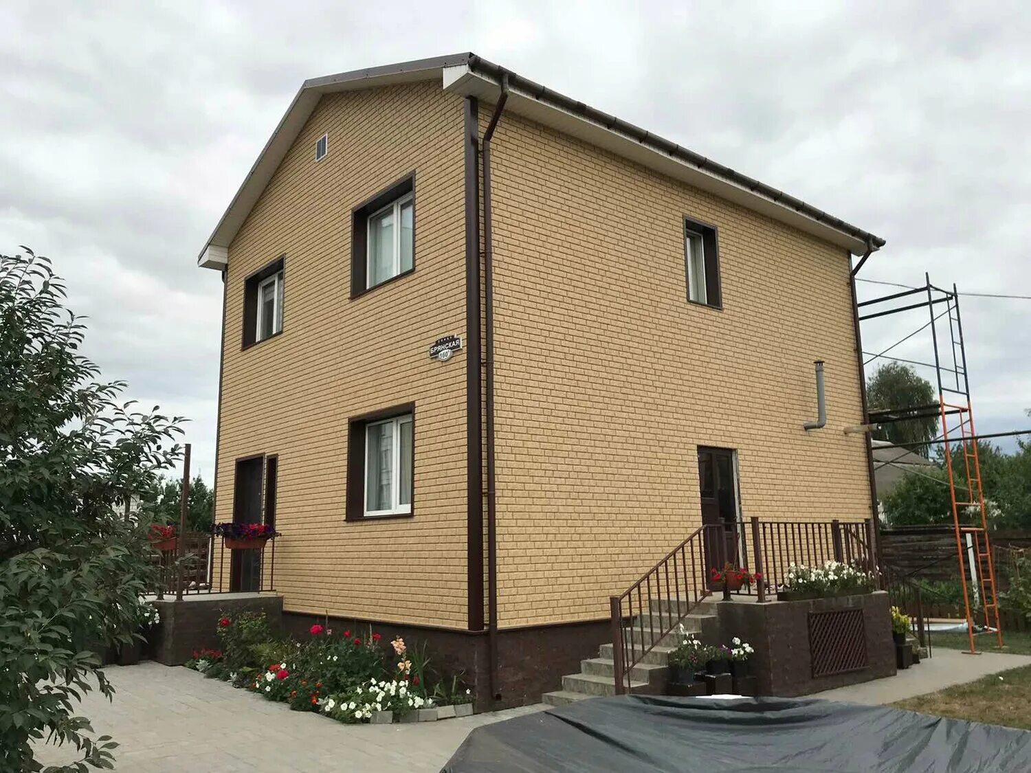 Гомель отделочный. Гомель отделочный. Варианты отделки фасада частного дома. Обшивка сайдингом фронтонов с балконом фото. Сайдинг кирпич.