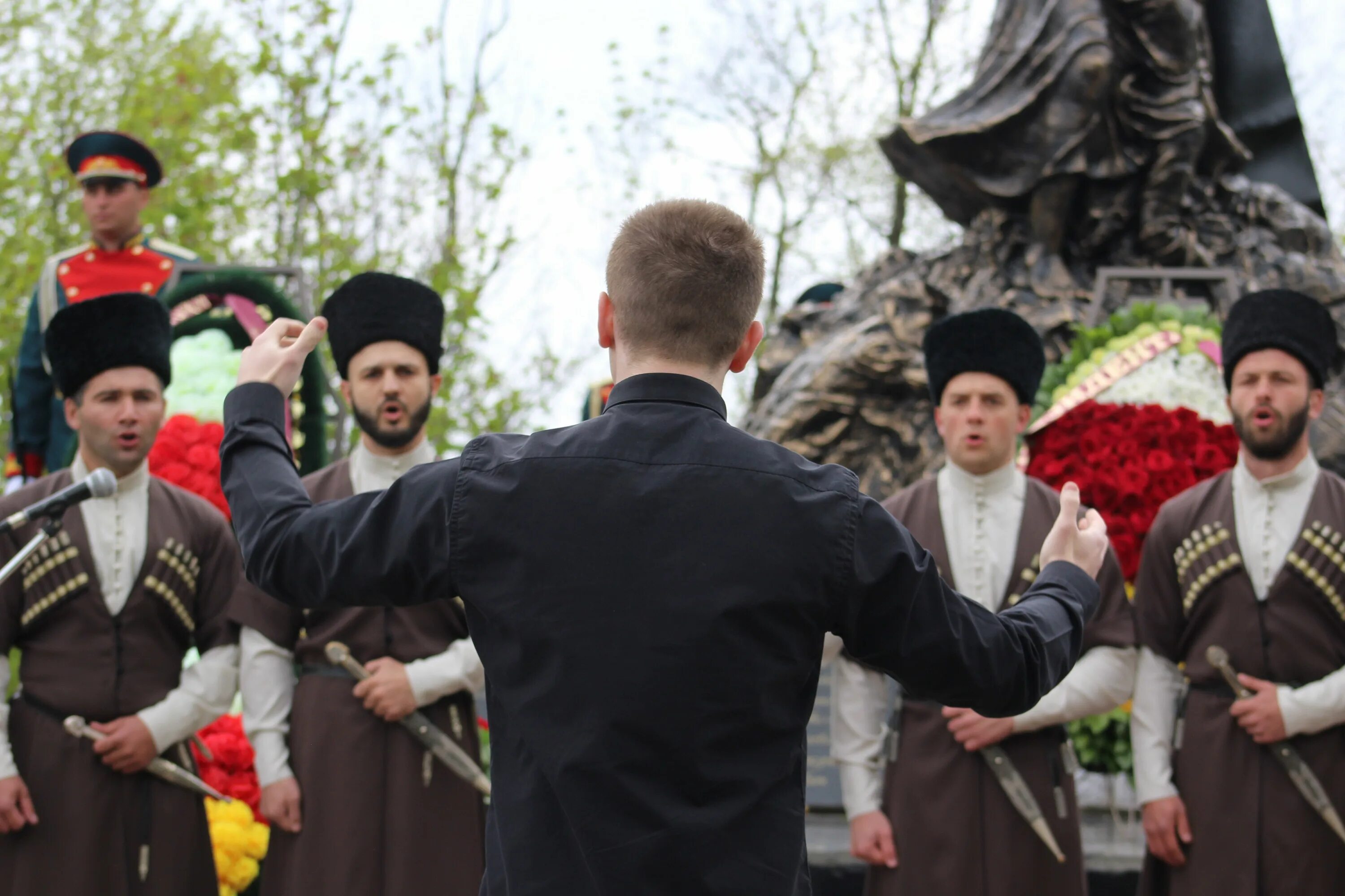 рес информ южная осетия. выпускники южной осетии. современная молодежь осетии. осетинские школьники. российско-южноосетинская дружба коллаж.