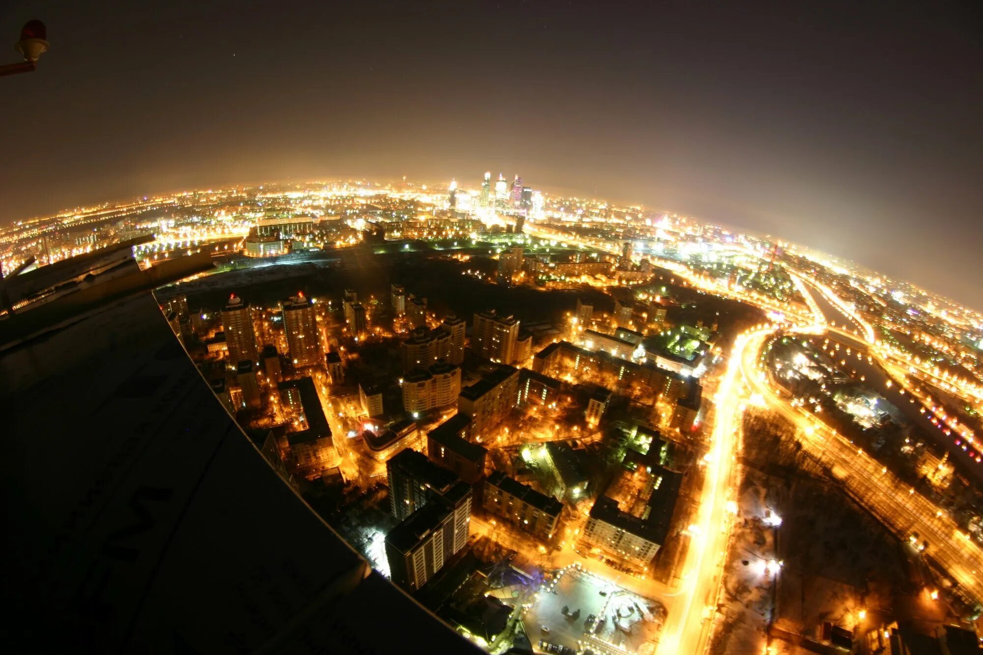 Красивый вид ночью. Вид с крыши ночью. Виды крыш. Ночной город вид с крыши. Ночная Москва вид с крыши.