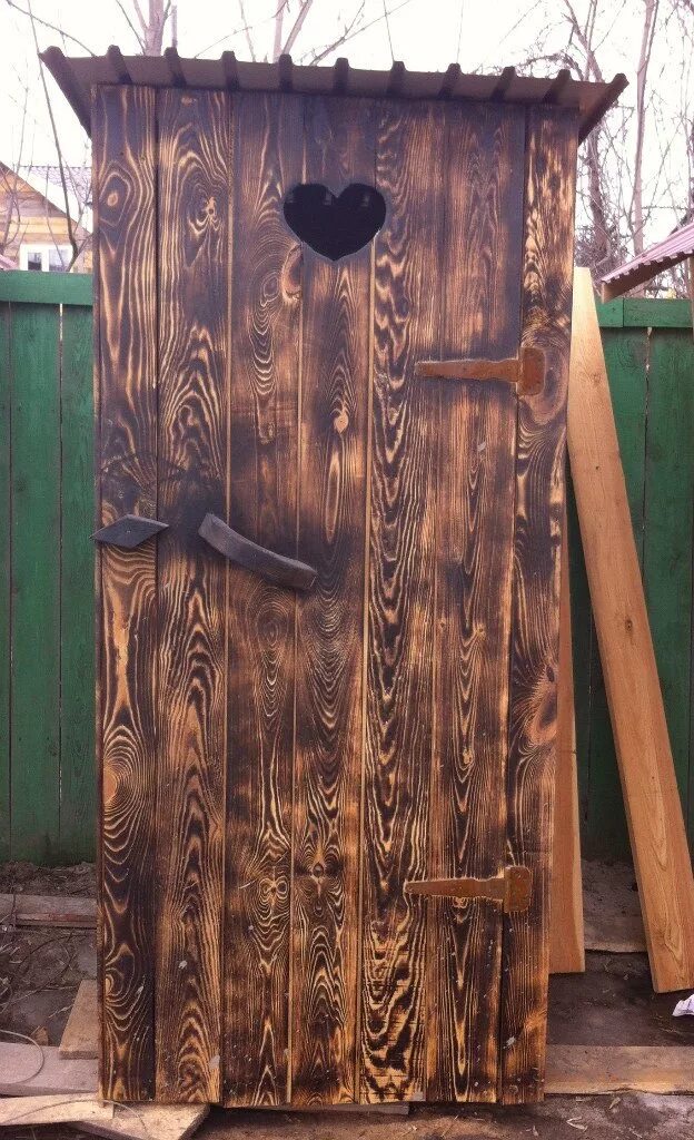 дверь для туалета на даче. дверь деревянного туалета. дверь для туалета на даче. дверь деревянного туалета. туалет деревянный для дачи.