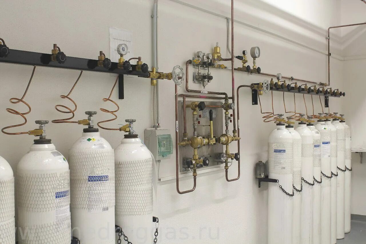 рампа наполнительная для кислородных баллонов. оборудование для технических газов. оборудование для технических газов. газ высокого давления. баллон кислородный азот (емкость 10л).