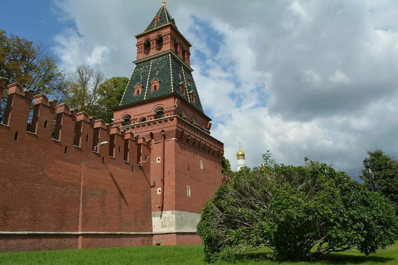 Башни стен кремля. Благовещенская башня кремля. оружейная башня московского кремля. тайницкая башня и благовещенская башня. московского кремля – тайницкая.