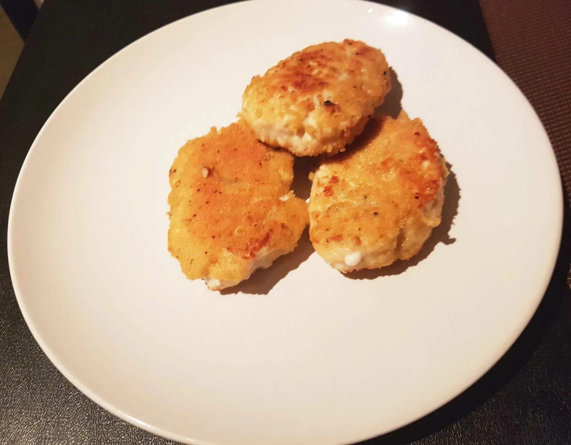 Куриный фарш в сухарях. Котлета. котлеты в панировке. куриные котлеты. рыбные котлеты в сухарях.