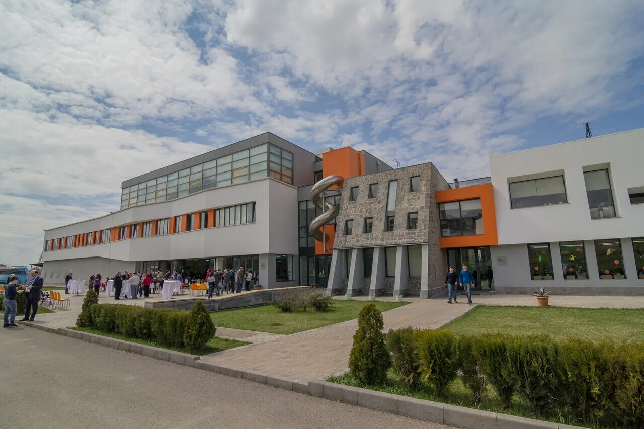 Школа в ереване. Частная школа в армении айб. Школа аиб в ереване. Частная школа в армении айб. Школа в ереване.