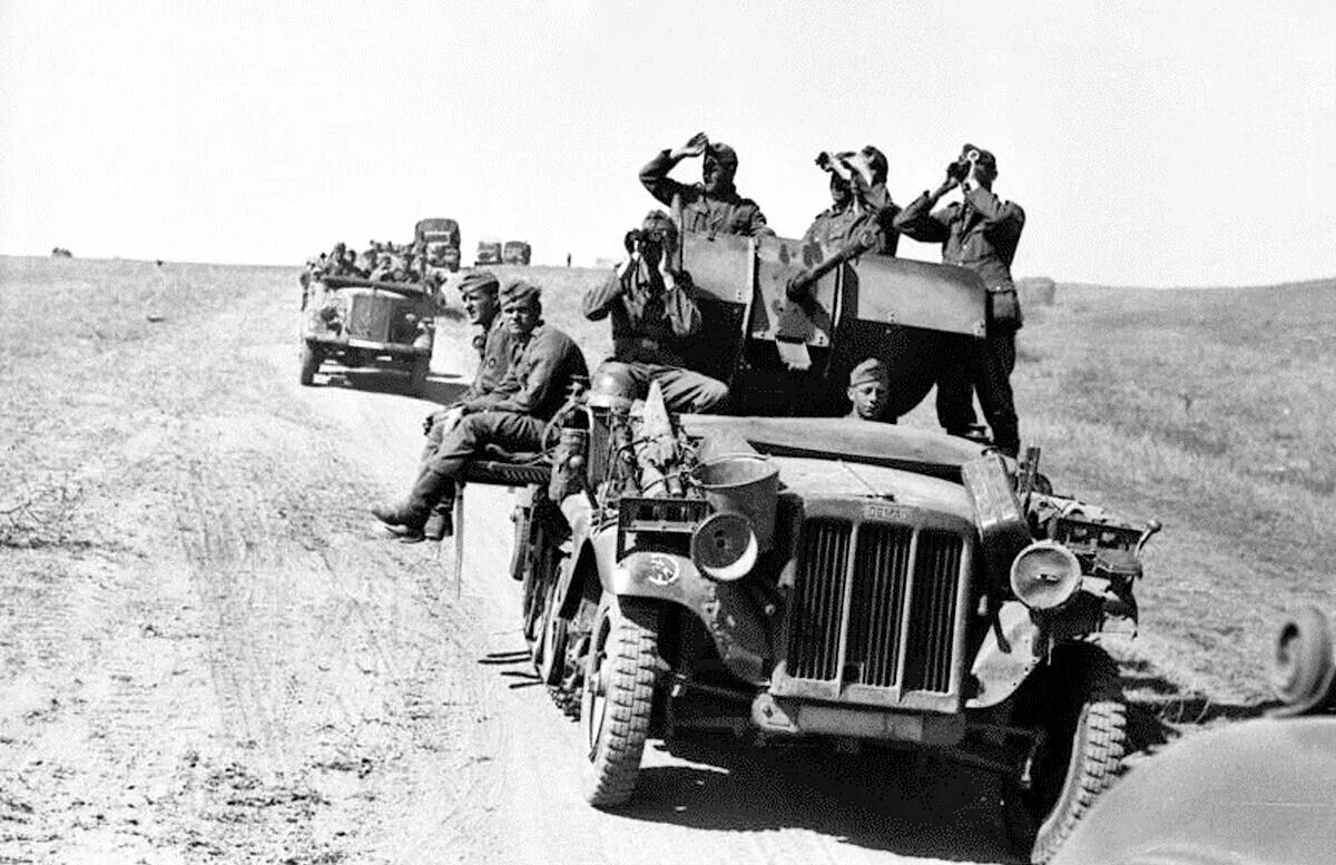 Наступление танковой дивизии. SD KFZ 10. SD KFZ 10/4. 16 Танковая дивизия вермахта в Сталинграде. 16 Моторизованная дивизия вермахта.