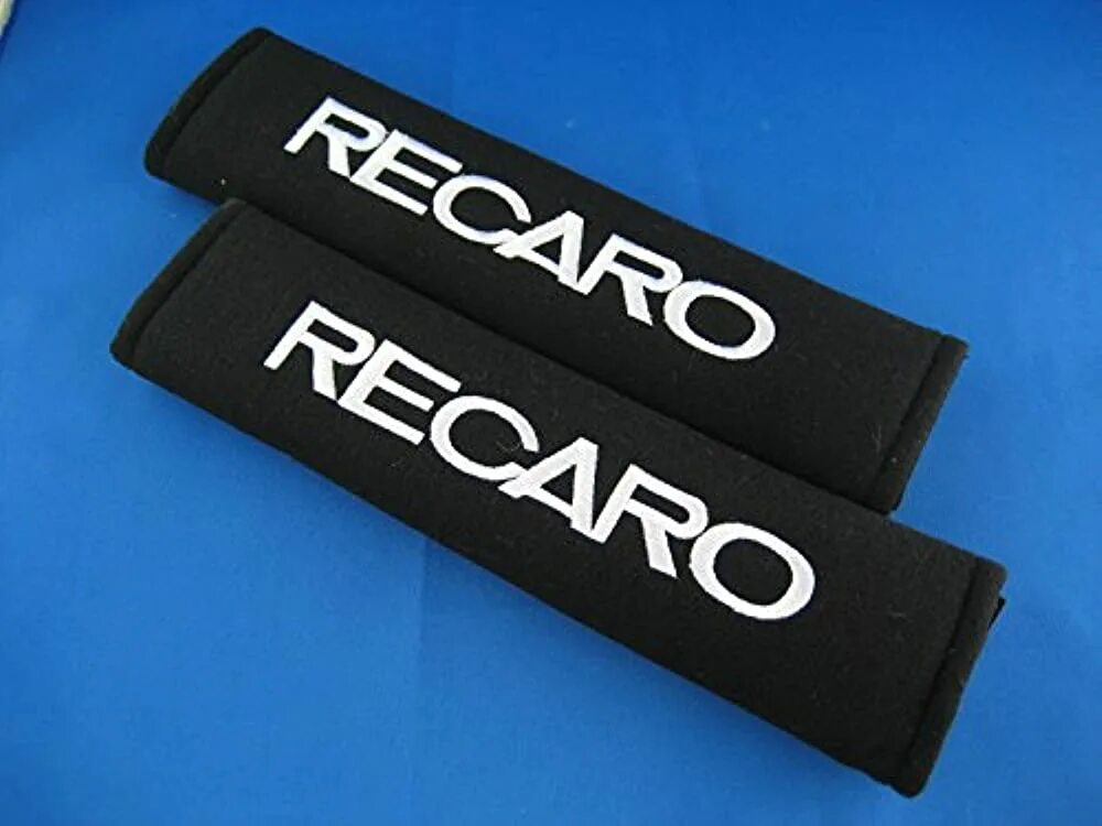 Футболка ремень безопасности. Накладка на ремень безопасности Recaro. Нашивка рекаро. Накладка на ремень Recaro. Recaro логотип.
