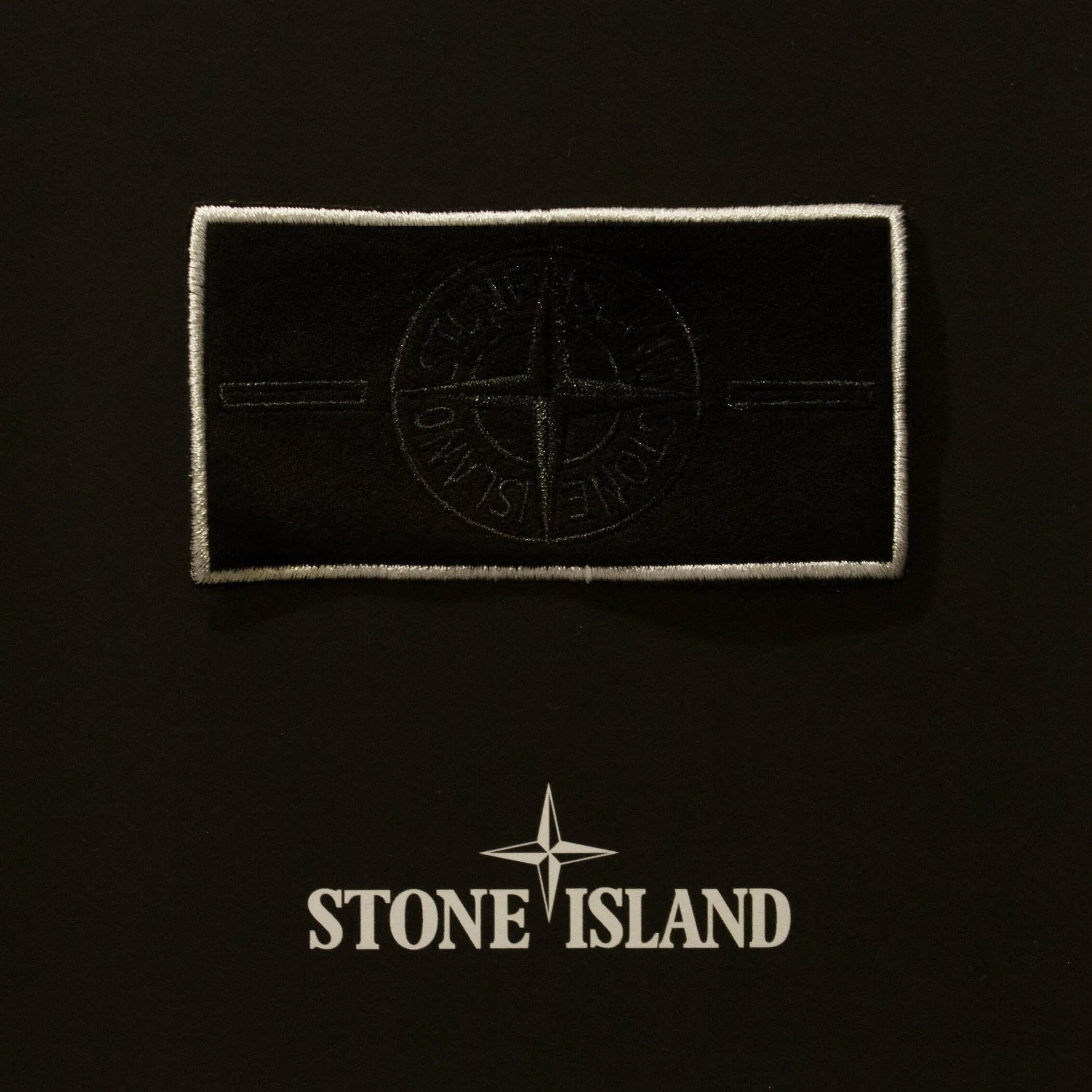 Знак stone. Чёрный патч Stone Island. Термо патч Stone Island. Черный патч стон Айленд оригинал. Белый патч Stone Island.