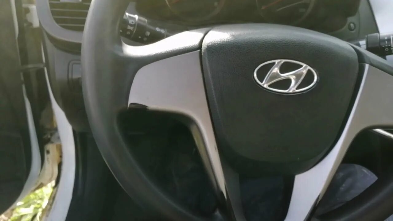 Безопасность хендай соляриса. Подушка руля Хендай Солярис. Hyundai Solaris фишки airbag. Заглушка подушки безопасности Солярис 2013. Снятие подушки безопасности Хендай Солярис 2011.