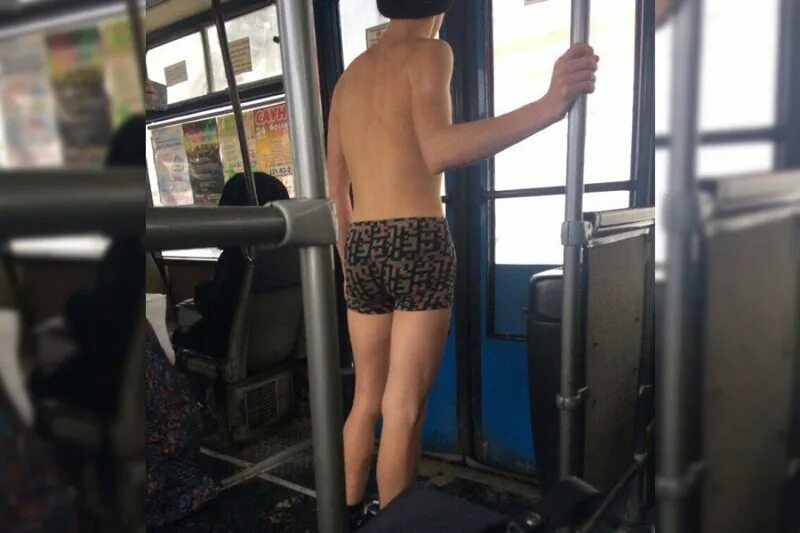 Сняли стеснительных. Трусы в общественном транспорте. Мальчик без штанов.