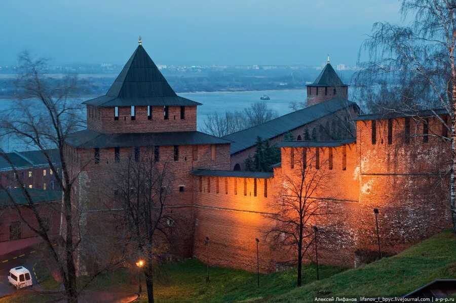 Сайт кремля нижнего новгорода. Зачатьевская башня Нижегородского Кремля. Нижегородский Кремль Нижний Новгород. Дмитриевская башня Нижегородского Кремля. Нижегородский Кремль Дмитриевская башня реконструкция.