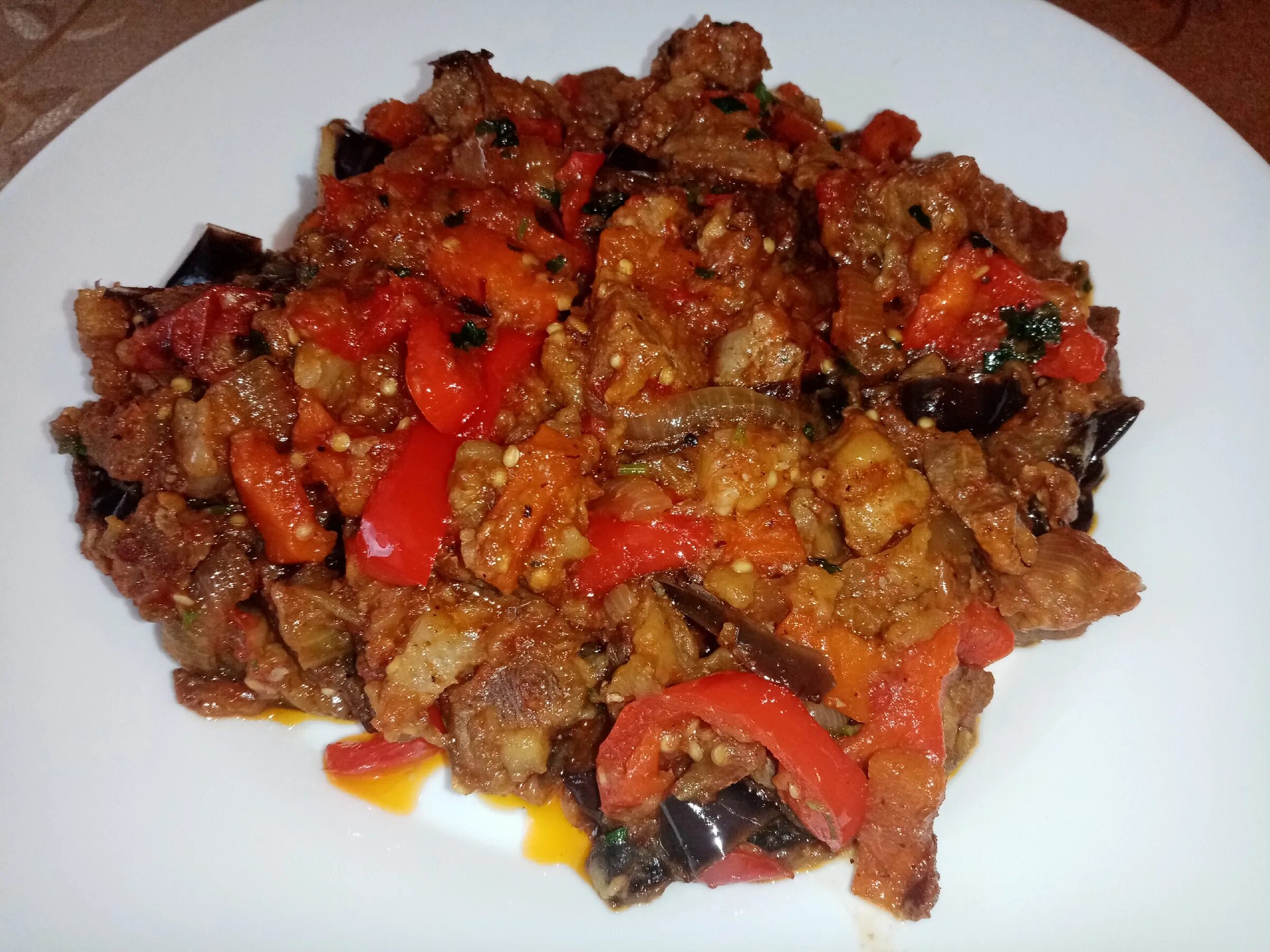 Тушеные баклажаны. Свинина тушеная с болгарским перцем. Жаровня говядина блюда. Мясо с перцем и баклажанами на сковороде. Мясо с перцем и баклажанами на сковороде.