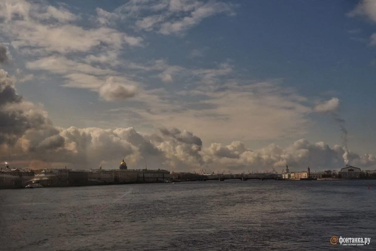 Спб погода фонтанка. Питер город дождей. Мороз в петербурге. Набережная реки фонтанки 36. Питер в апреле фото.