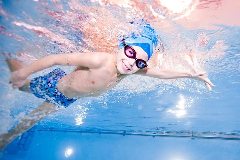 Watch me swim. Плавание дети. Мальчик плавает. Спортивное плавание дети. Дети в бассейне.