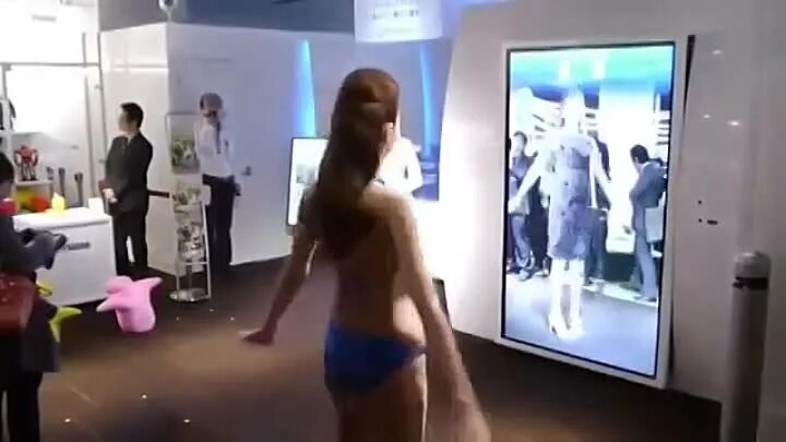 Тетки в суете быстро переодеваются в раздевалке на камеру