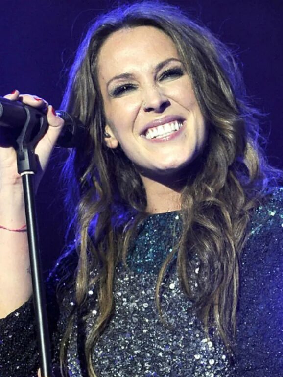 Бебе испанская певица. Росалия монкада. Испанская певица. Певицы испании. Малу испанская певица.