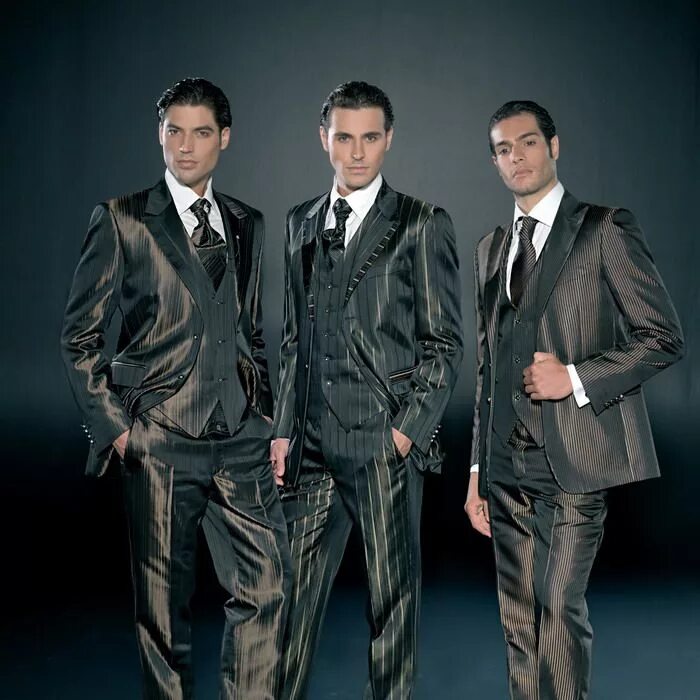 3 июня мужчина. Блестящие костюмы мужские. Концертные костюмы для мужчин. Мужчины в блестящих костюмах. Три мужчины в костюмах.