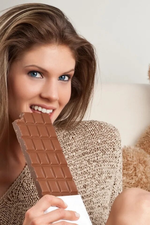 Шоколадки. Красивая девушка с шоколадом. Красивая шоколадка девушка. Девушка с шоколадкой.