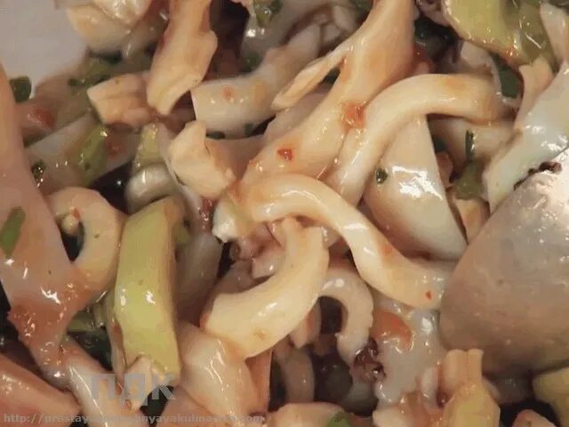 Как замариновать кальмары. Кальмар маринованные в масле. кальмар соленый. кальмары в маринаде. маринованные кальмары резанные.