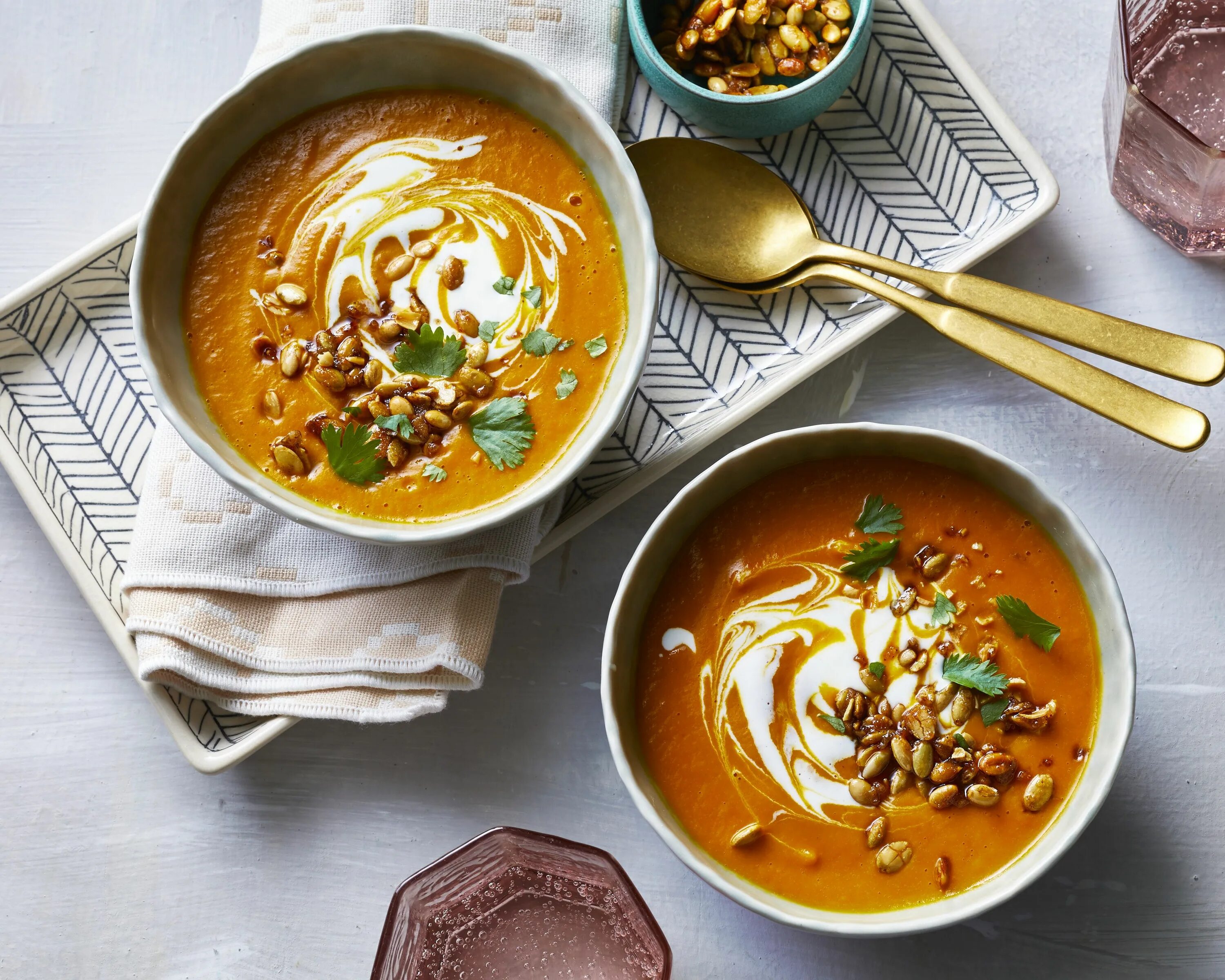 Чечевичный суп с пастой. Гладкий суп. pumpkin soup. pumpkin soup pot painting. yuletide pumpkin soup + ta&#039;kris malta.